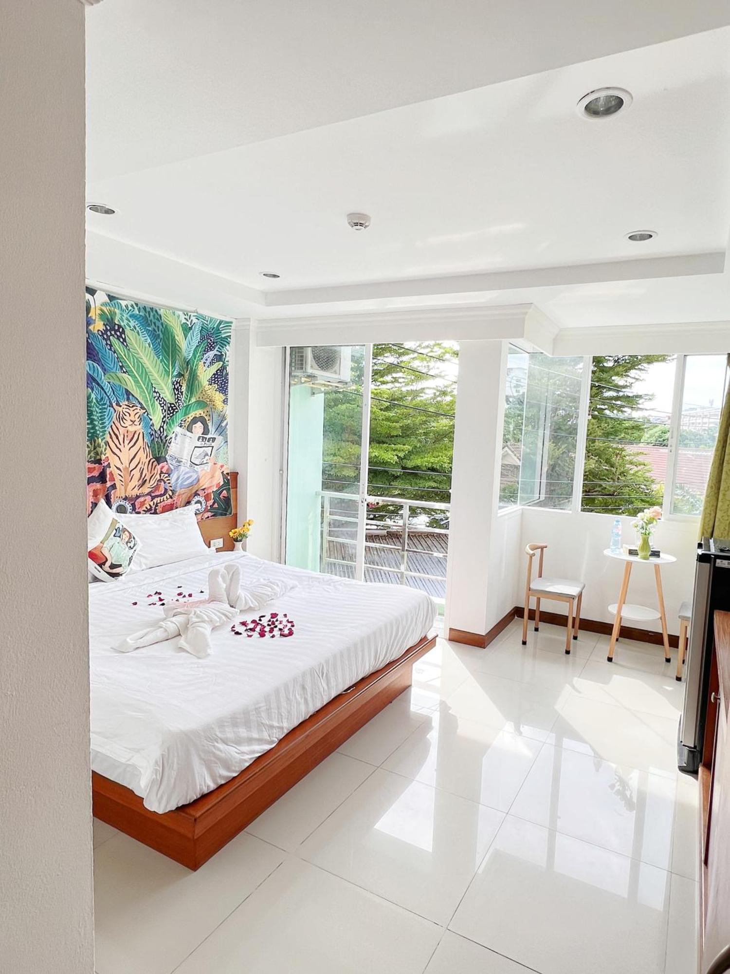 Lanting Hotel Patong Exterior foto
