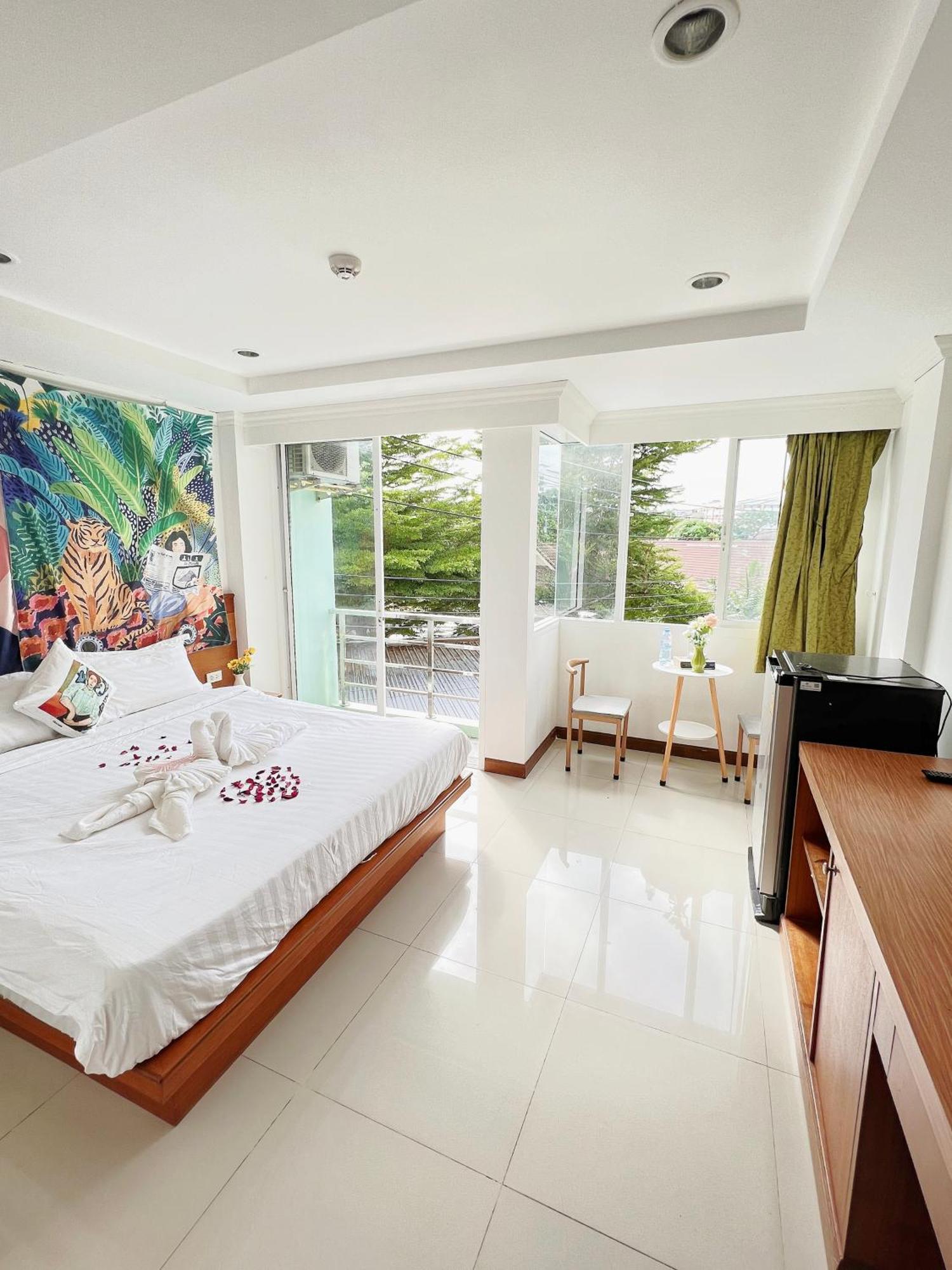 Lanting Hotel Patong Exterior foto